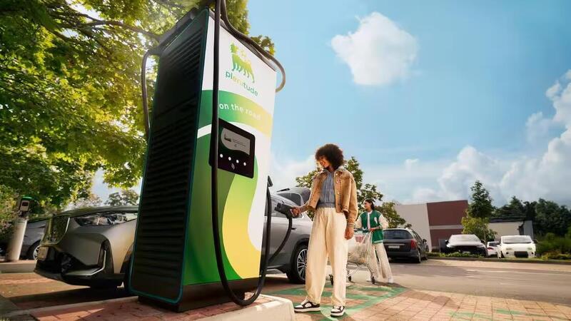 Ricaricare bene, non solo ricaricare in fretta: Plenitude e Pininfarina ripensano gli spazi della mobilit&agrave; elettrica