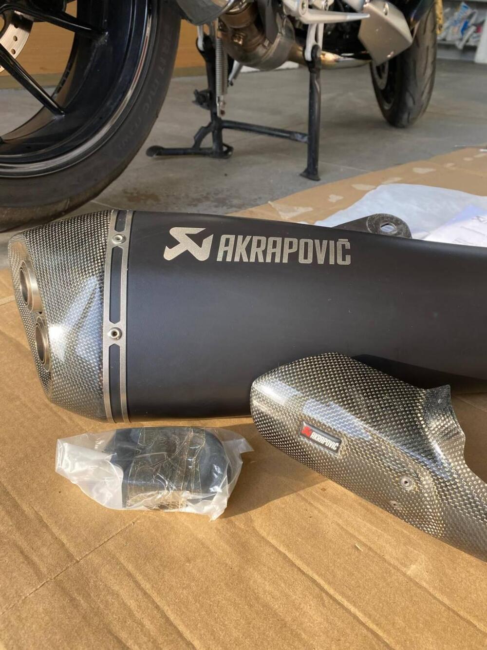 Marmitta silenziatore AKRAPOVIC (2)