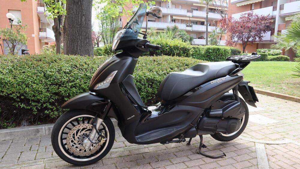 Piaggio Beverly 300 i.e. Police ABS-ASR (2017 - 20) (2)