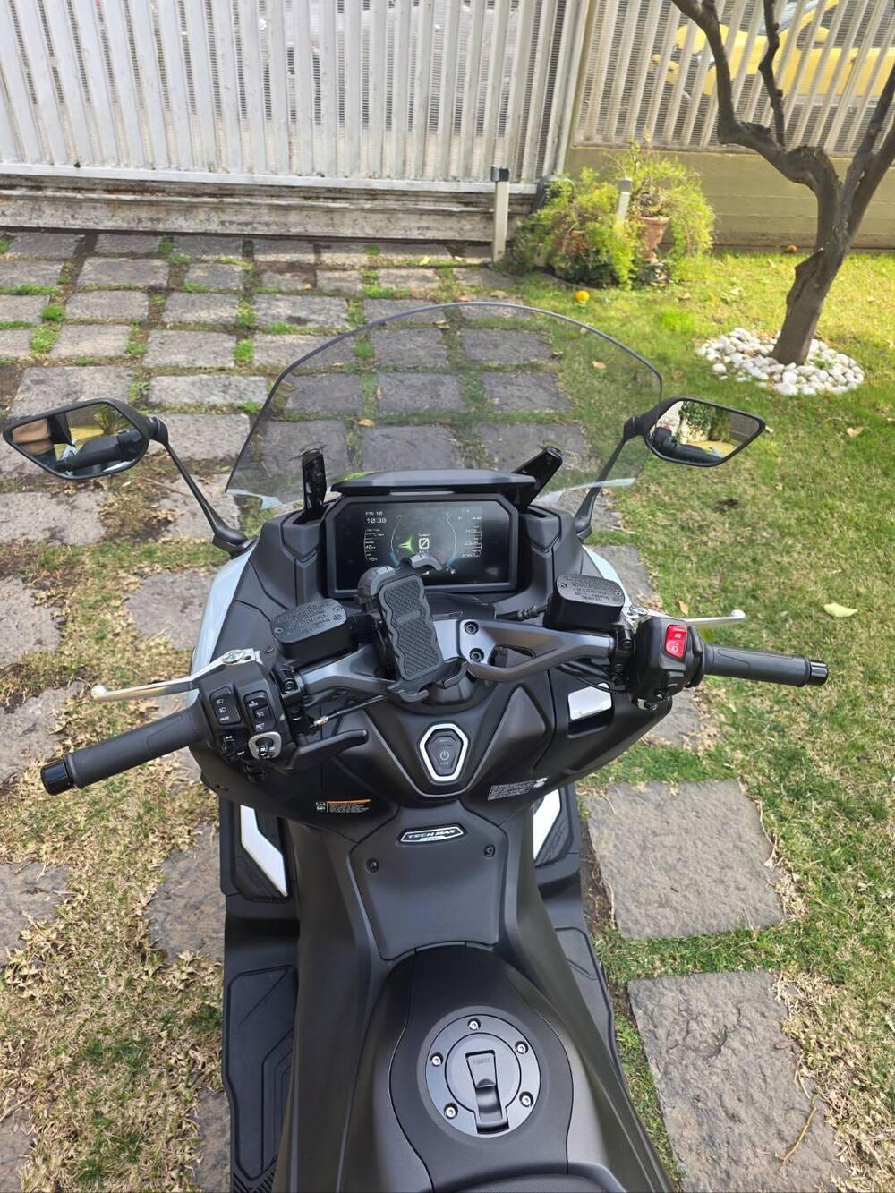 Yamaha T-Max 560 Tech Max (2025 - 26) (7)