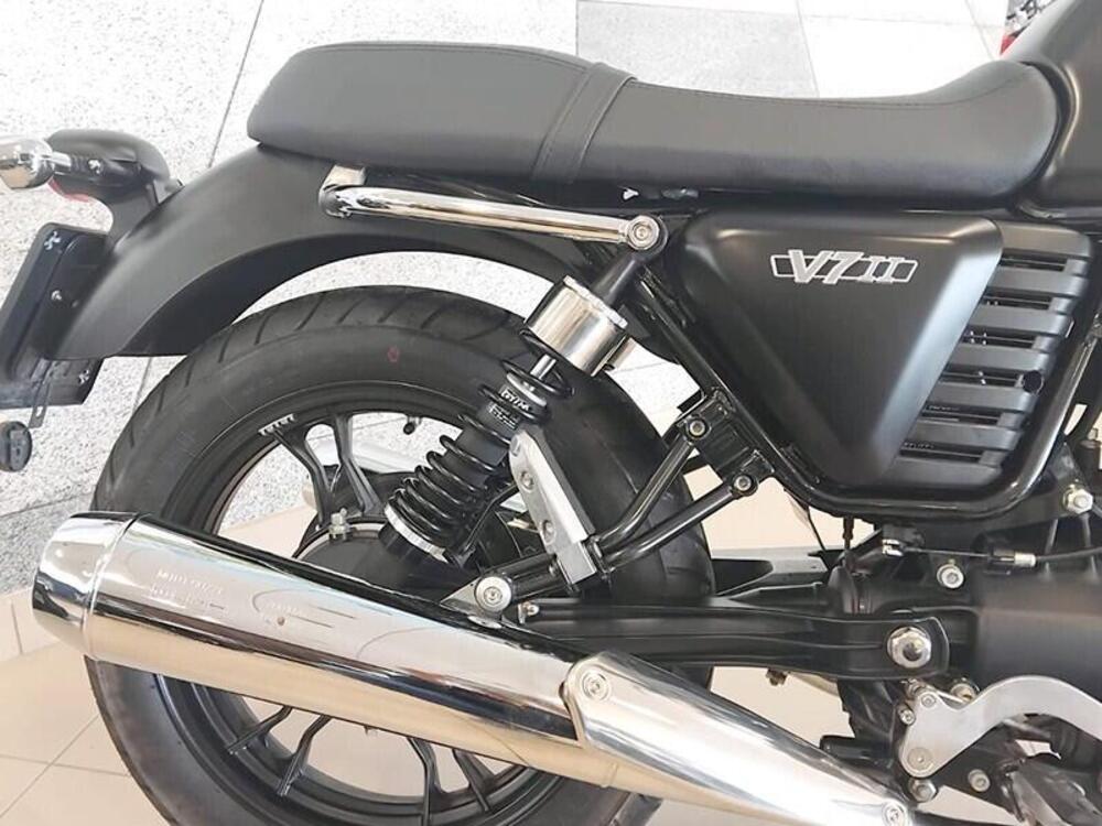 Moto Guzzi V7 II Stone (2015 - 17) (2)