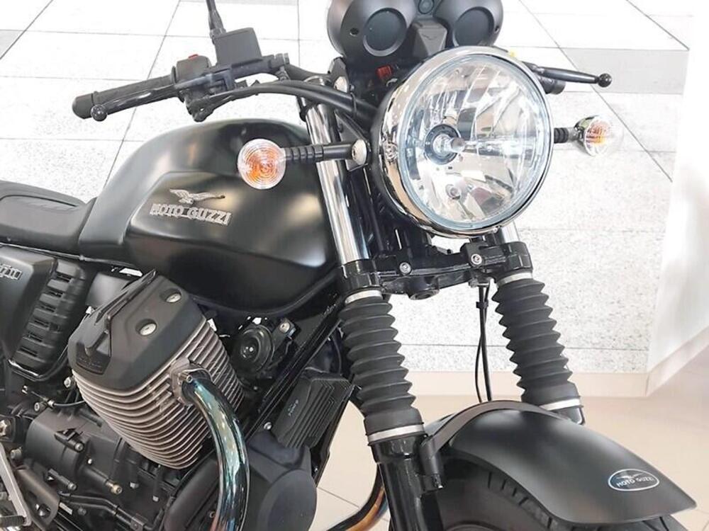 Moto Guzzi V7 II Stone (2015 - 17) (3)