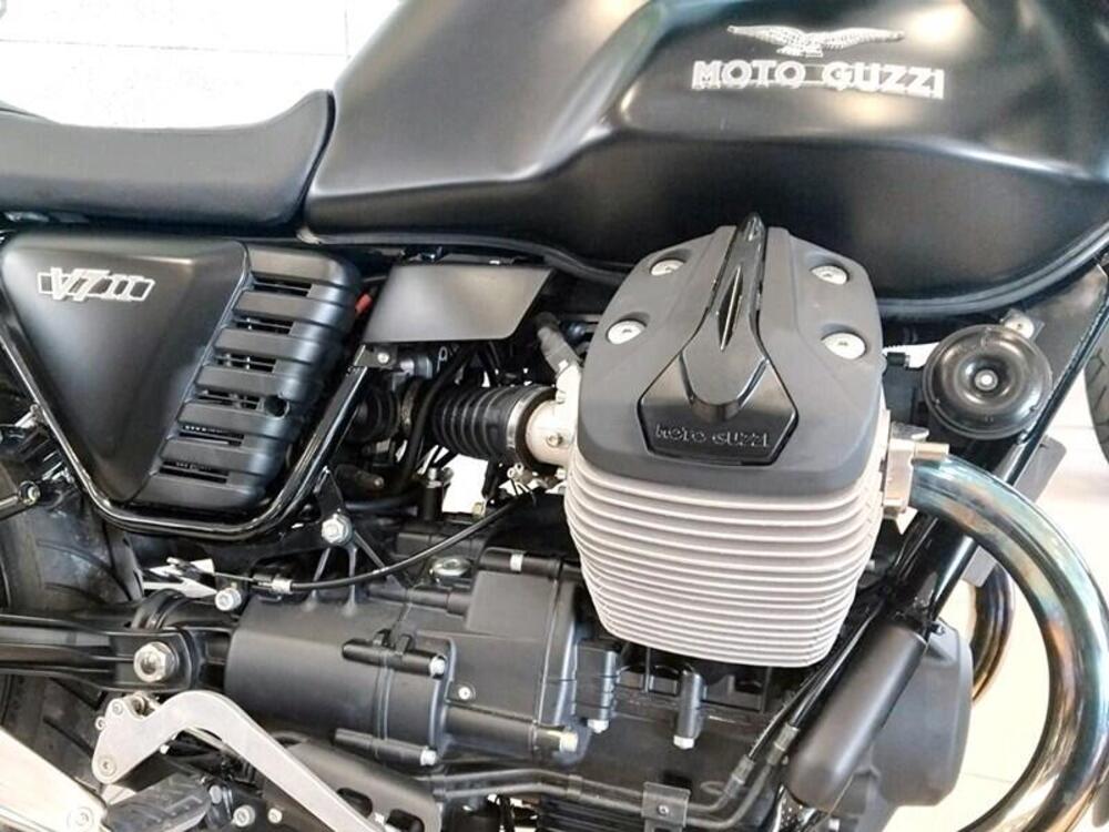 Moto Guzzi V7 II Stone (2015 - 17) (4)