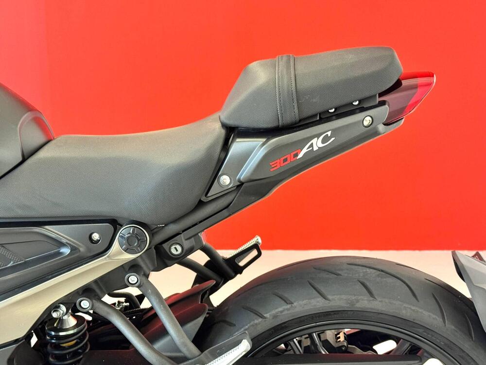 Voge Trofeo 300AC (2021 - 26) (15)