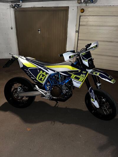 Husqvarna 701 Supermoto (2016) usata