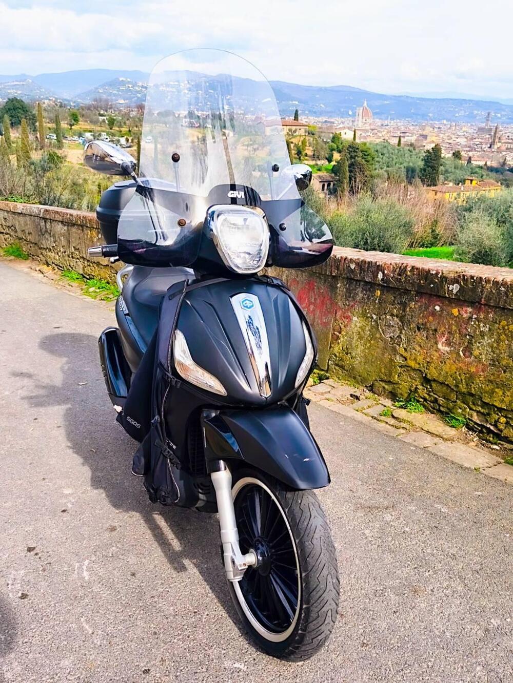 Piaggio Beverly 300 i.e. Police ABS-ASR (2017 - 20) (2)