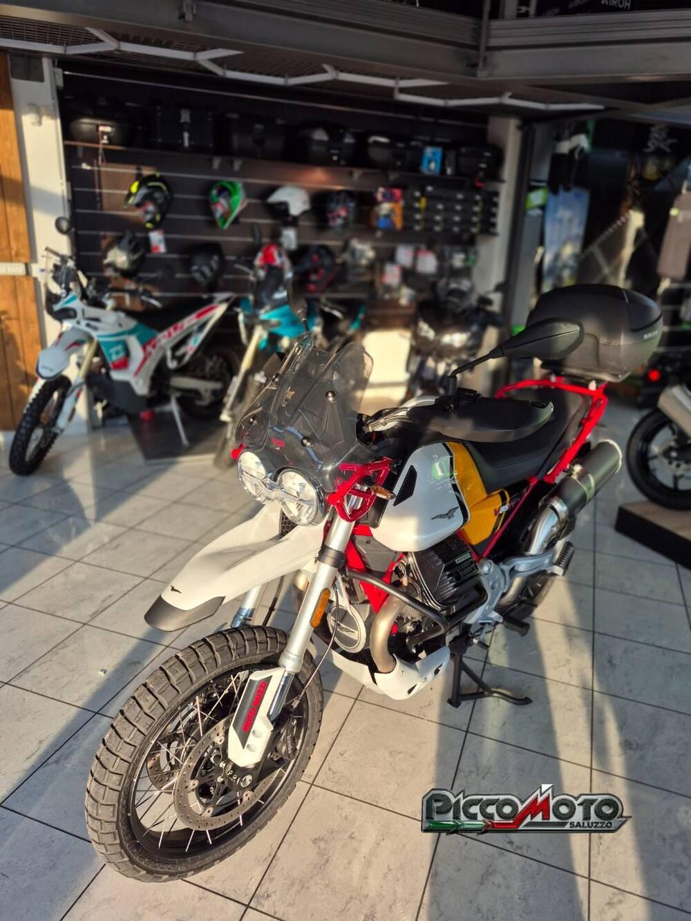 Moto Guzzi V85 TT (2021 - 23) (2)