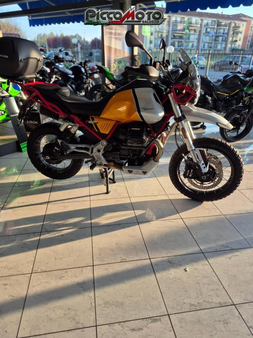 Moto Guzzi V85 TT (2021 - 23) (3)
