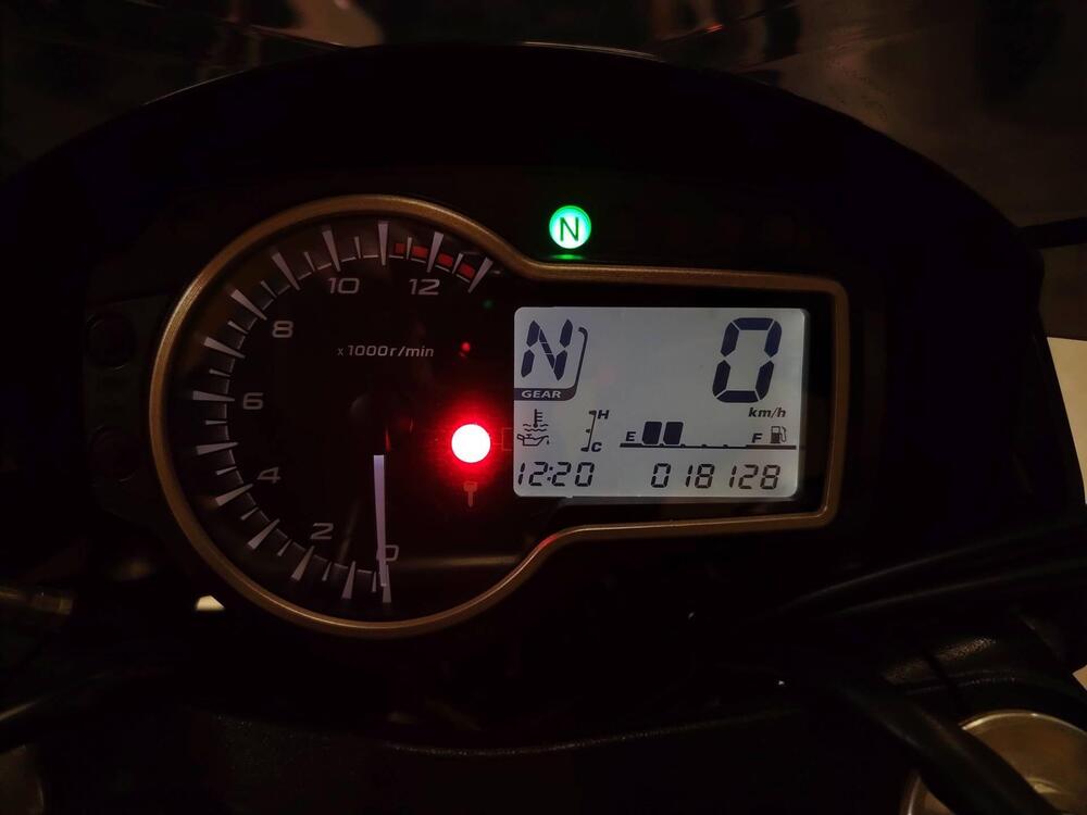 Suzuki GSR 750 (2010 - 15) (5)