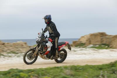 T&eacute;n&eacute;r&eacute; 700 World Raid 2026: pi&ugrave; elettronica&hellip; ma &egrave; ancora una vera T&eacute;n&eacute;r&eacute;? - il test di Moto.it [VIDEO]