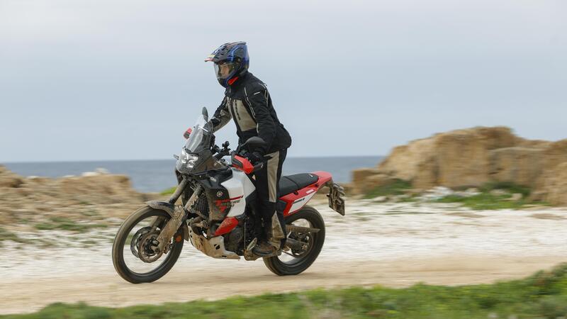 T&eacute;n&eacute;r&eacute; 700 World Raid 2026: pi&ugrave; elettronica&hellip; ma &egrave; ancora una vera T&eacute;n&eacute;r&eacute;? - il test di Moto.it [VIDEO]