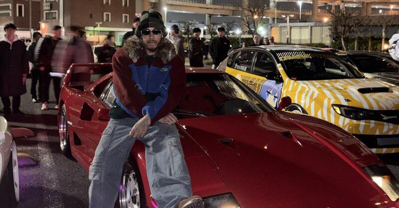 Hamilton sorprende tutti a Tokyo: in borghese a un raduno segreto con la Ferrari F40