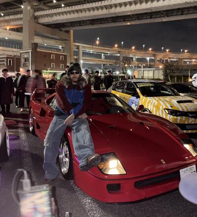 Hamilton sorprende tutti a Tokyo: in borghese a un raduno segreto con la Ferrari F40