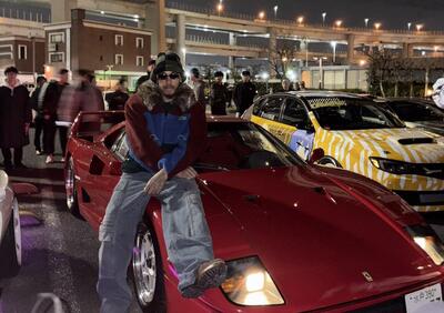 Hamilton sorprende tutti a Tokyo: in borghese a un raduno segreto con la Ferrari F40