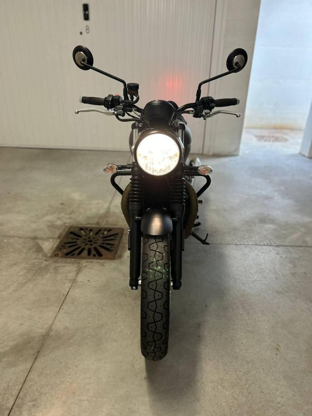 Triumph Street Twin 900 (2021 - 22) (3)