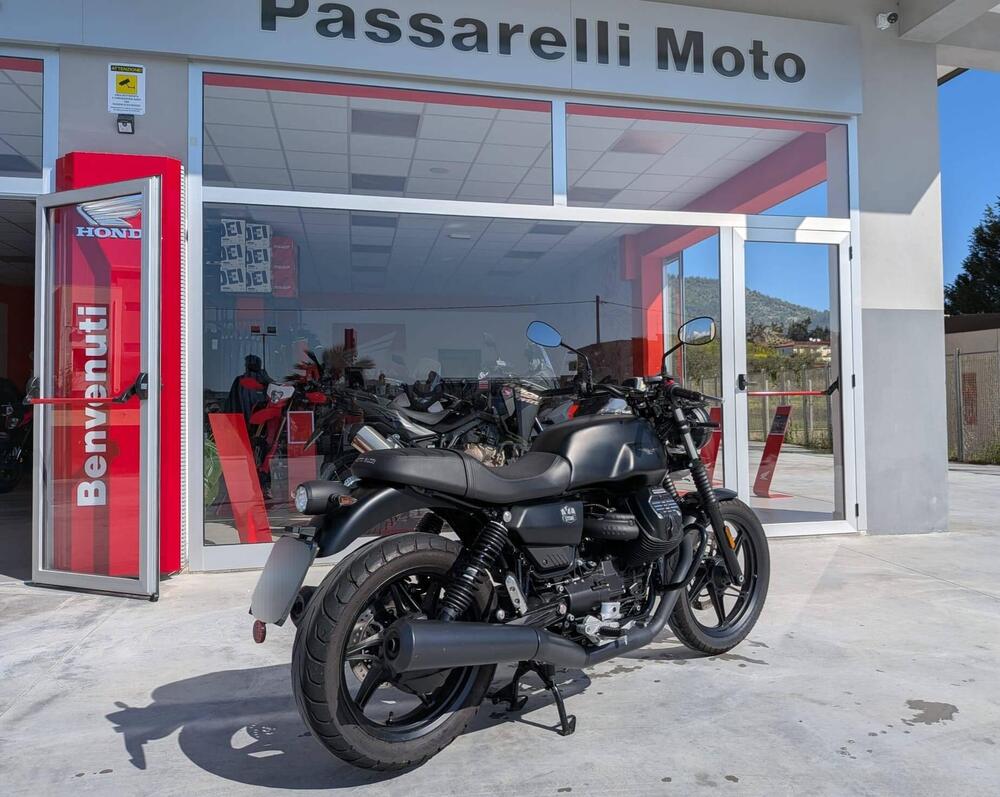 Moto Guzzi V7 Stone (2021 - 24) (3)