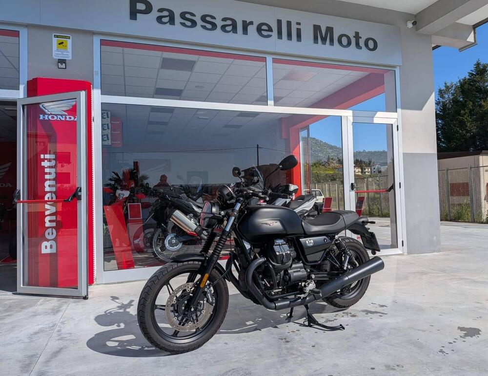 Moto Guzzi V7 Stone (2021 - 24)