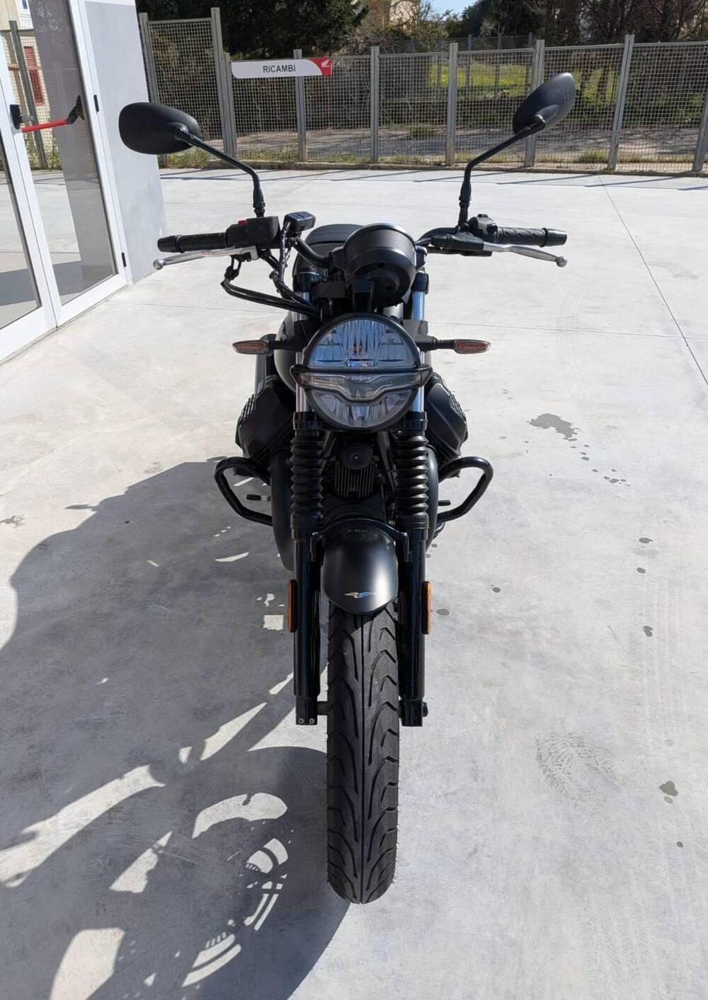 Moto Guzzi V7 Stone (2021 - 24) (2)