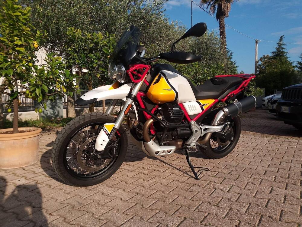 Moto Guzzi V85 TT Evocative Graphics (2019 - 20) (2)