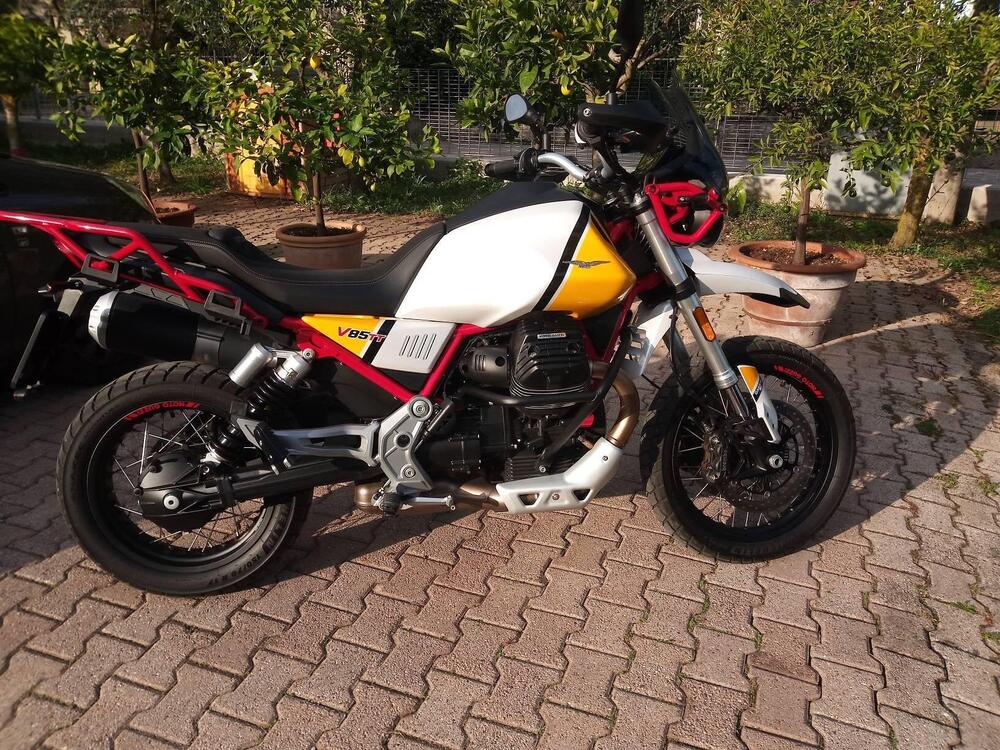 Moto Guzzi V85 TT Evocative Graphics (2019 - 20) (3)