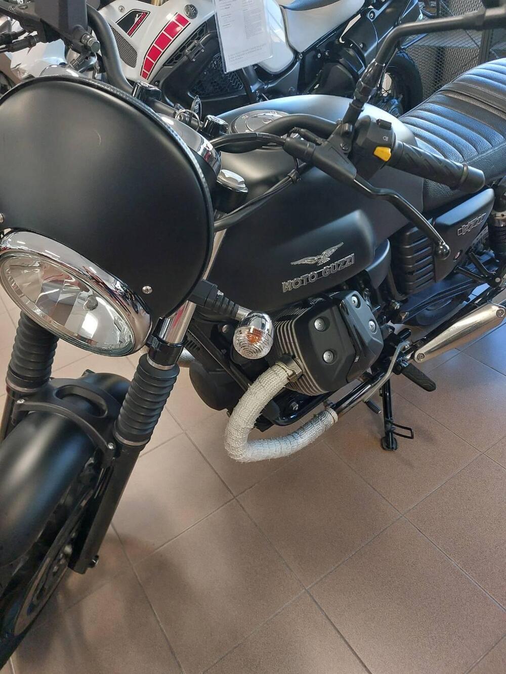 Moto Guzzi V7 II Stone (2015 - 17) (2)