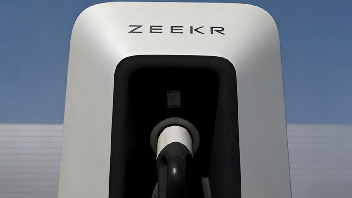 Geely risponde a BYD: ricarica da record, 500 km in 5 minuti con i nuovi supercharger Zeekr