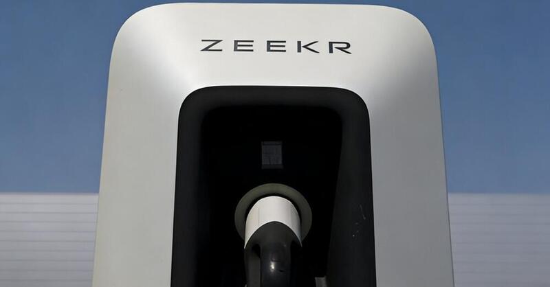 Geely risponde a BYD: ricarica da record, 500 km in 5 minuti con i nuovi supercharger Zeekr