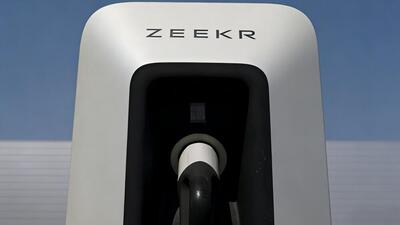 Geely risponde a BYD: ricarica da record, 500 km in 5 minuti con i nuovi supercharger Zeekr