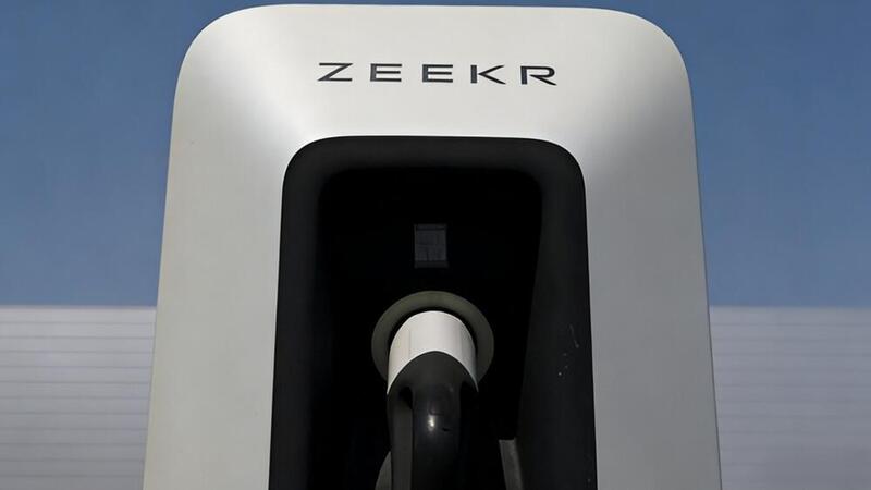 Geely risponde a BYD: ricarica da record, 500 km in 5 minuti con i nuovi supercharger Zeekr