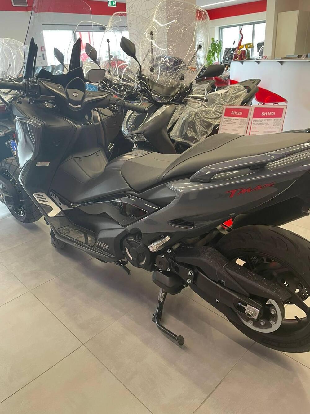 Yamaha T-Max 560 (2022 - 24) (4)