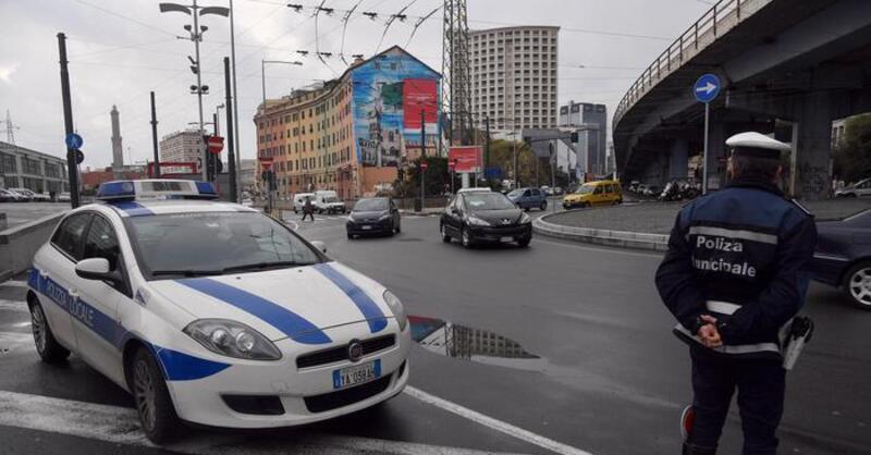 Genova: due incidenti uguali a distanza di un quarto d'ora