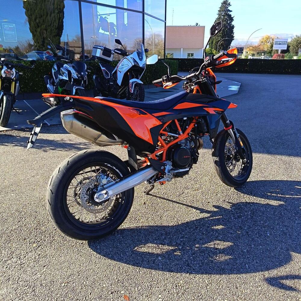 KTM 690 SMC R (2026) (3)