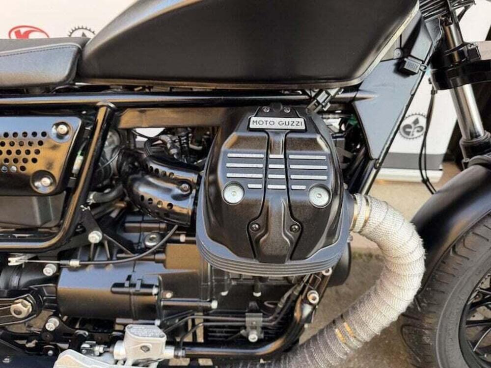 Moto Guzzi V9 Bobber (2018 - 20) (7)