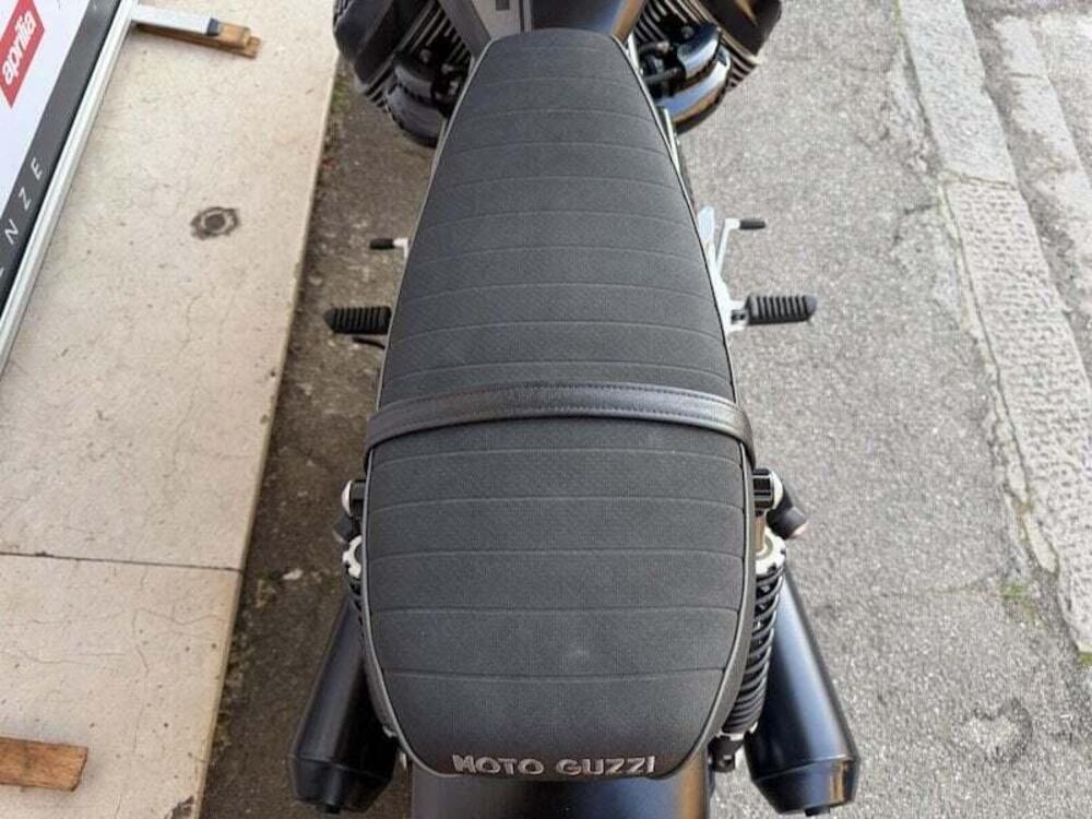 Moto Guzzi V9 Bobber (2018 - 20) (17)