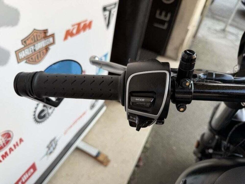 Moto Guzzi V9 Bobber (2018 - 20) (19)