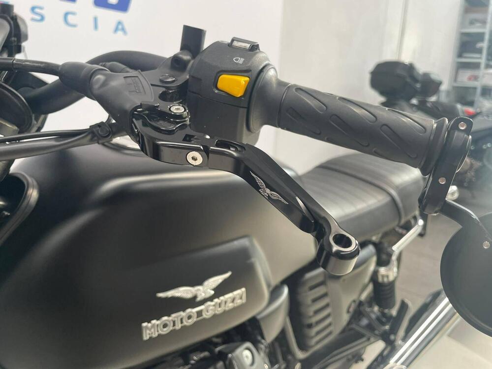 Moto Guzzi V7 II Stone (2015 - 17) (6)