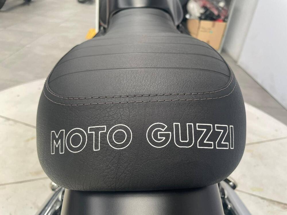 Moto Guzzi V7 II Stone (2015 - 17) (15)