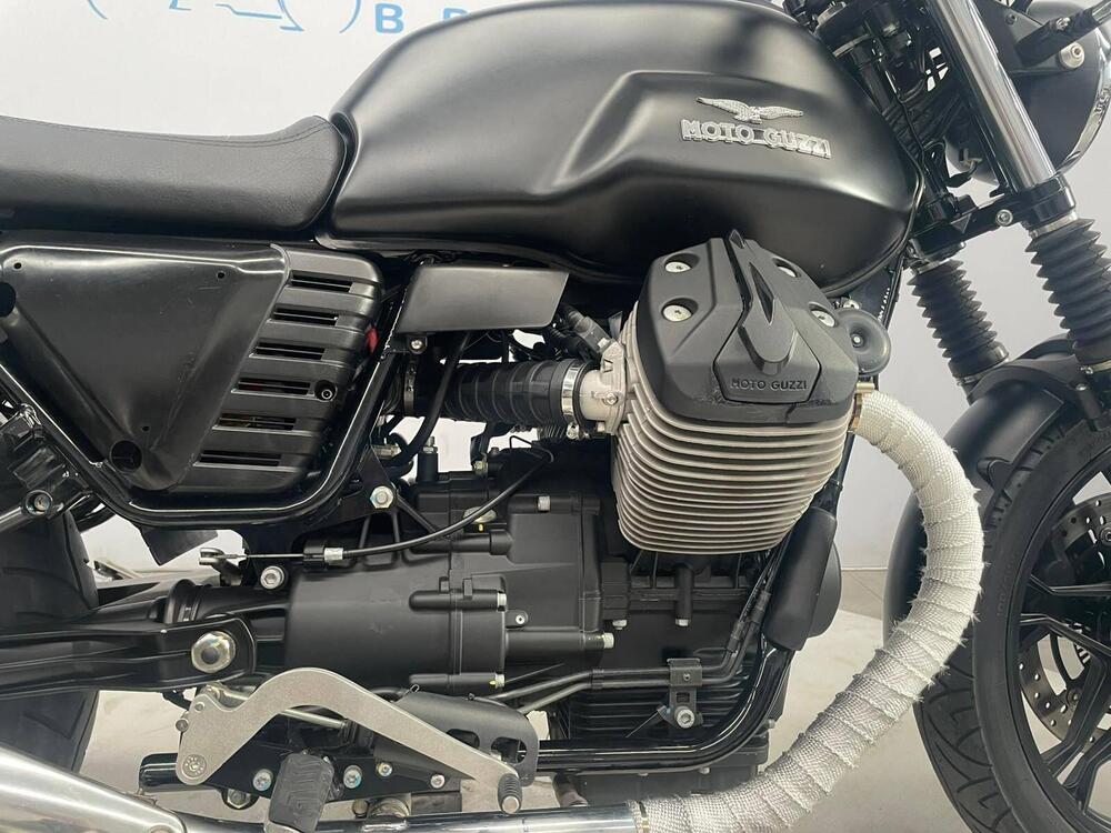 Moto Guzzi V7 II Stone (2015 - 17) (2)