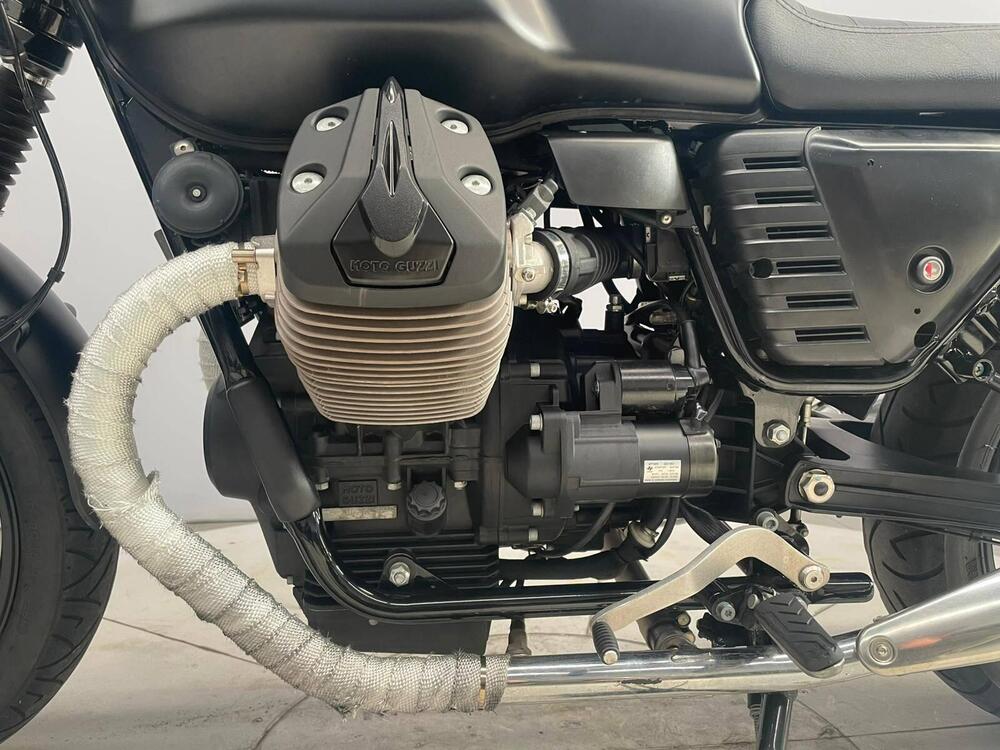 Moto Guzzi V7 II Stone (2015 - 17) (11)