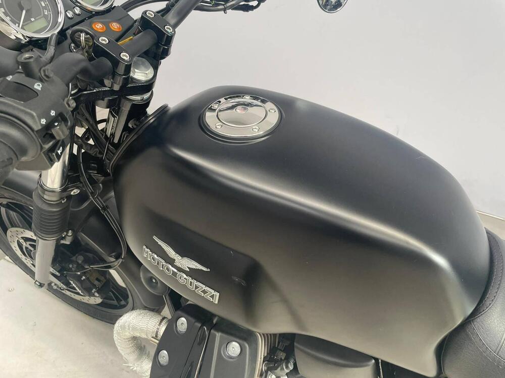 Moto Guzzi V7 II Stone (2015 - 17) (14)