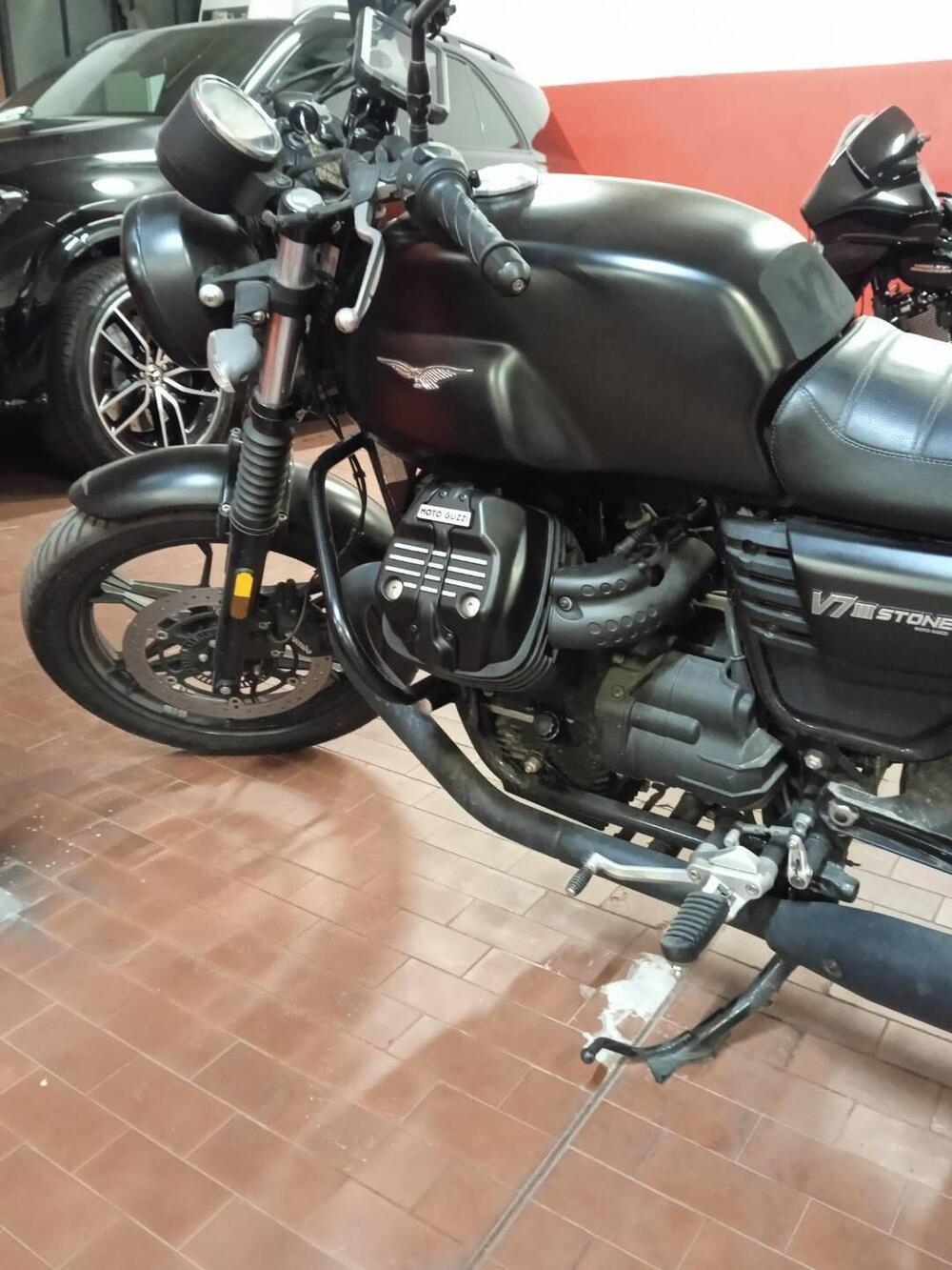 Moto Guzzi V7 III Stone (2017 - 20) (2)