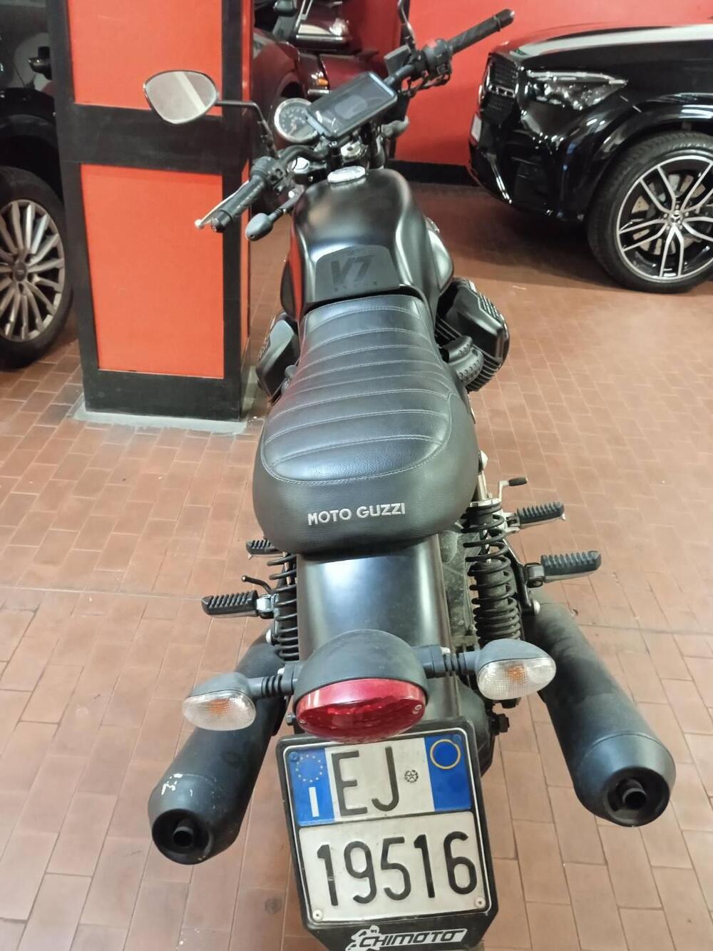 Moto Guzzi V7 III Stone (2017 - 20) (3)