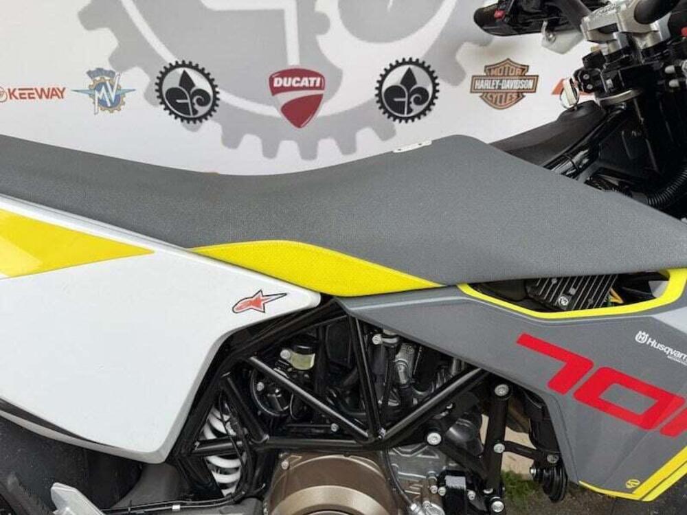 Husqvarna 701 Supermoto (2022) (7)