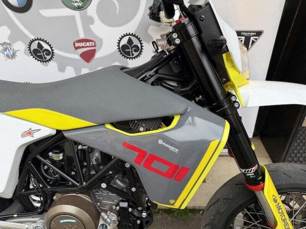 Husqvarna 701 Supermoto (2022) (9)