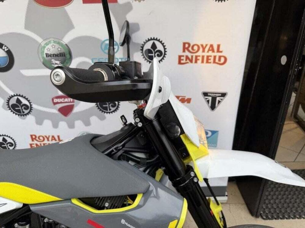 Husqvarna 701 Supermoto (2022) (11)