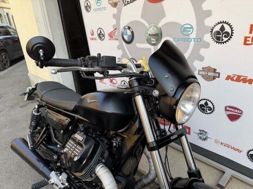 Moto Guzzi V9 Bobber (2018 - 20) (11)