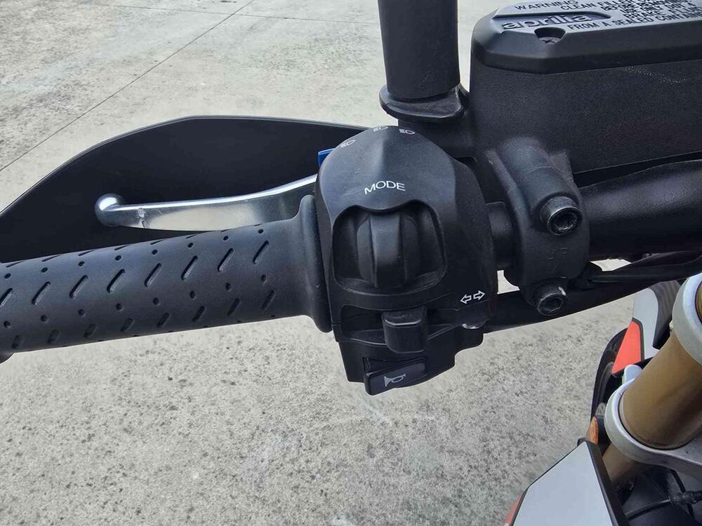 Aprilia Dorsoduro 900 (2017 - 20) (13)