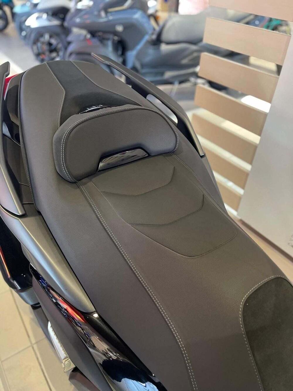 Yamaha X-Max 300 Tech Max (2025 - 26) (4)