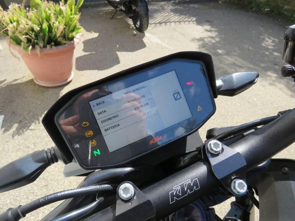 KTM 890 Duke L (2021) (14)