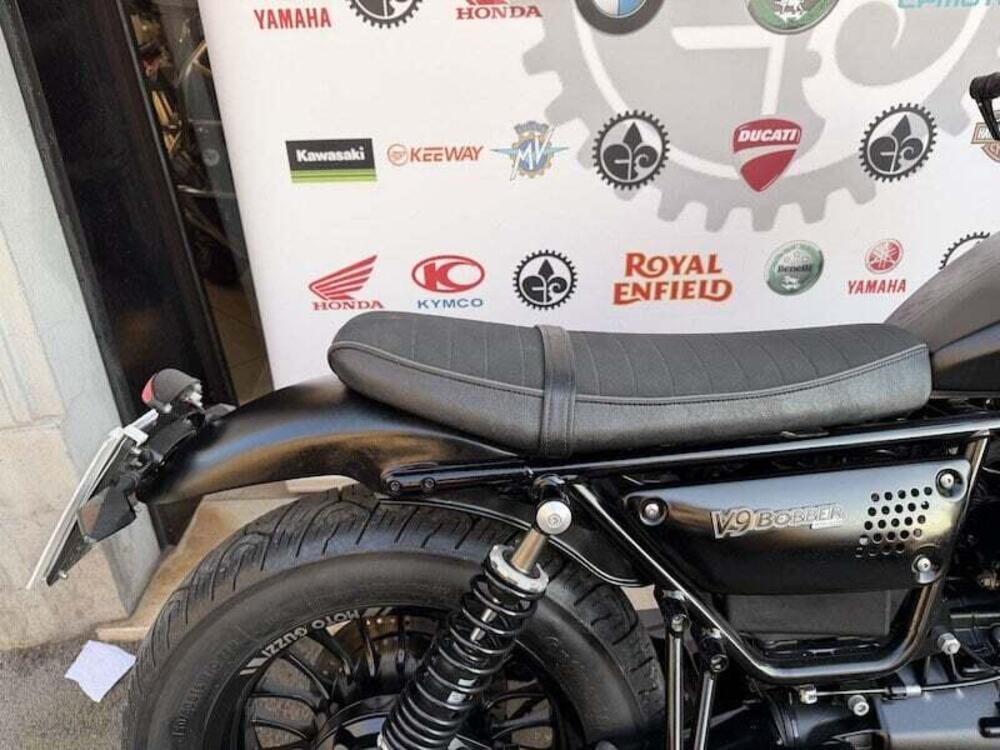 Moto Guzzi V9 Bobber (2018 - 20) (4)